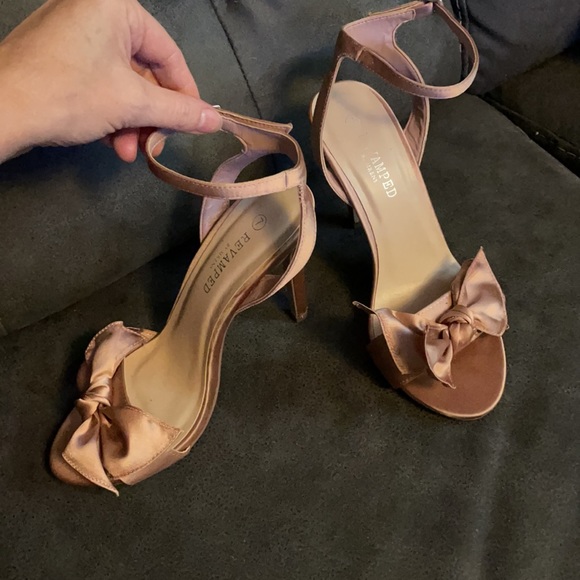 Revamped B. Sirens, 4” pink satin bow heels, worn once🌺🌺🌺size 7, so cute 🌺🌺 - Picture 2 of 11
